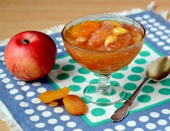 Æble syltetøj med tørrede abrikoser, mandler og Amaretto