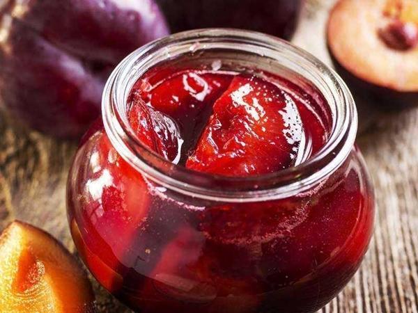 Plum in its own juice without sugar