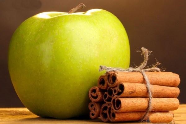 Pomme et cannelle sur la table