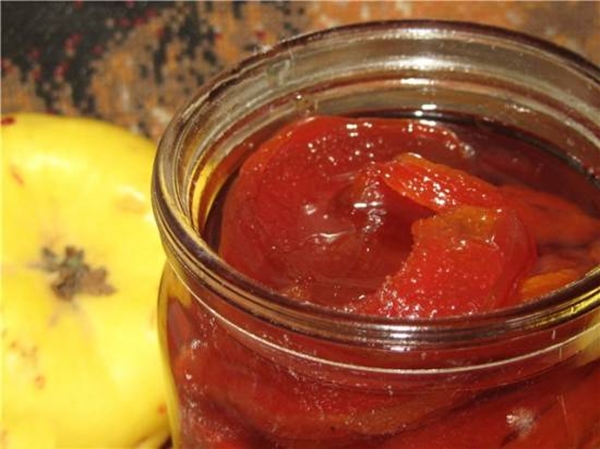 Antonov apple jam with dried apricots and lemon