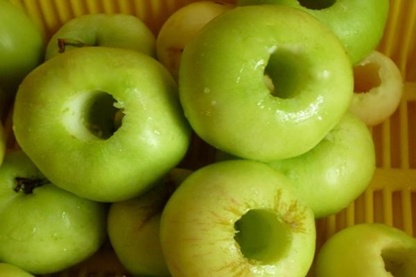 whole apples green