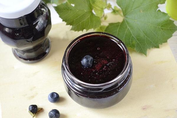 Confiture de myrtilles dans un pot