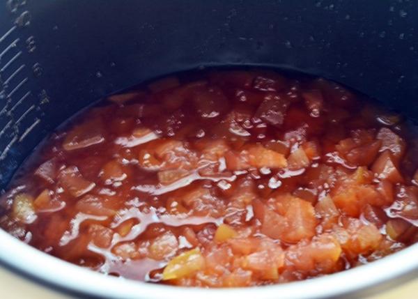 Æmel marmelade i en langsom komfur