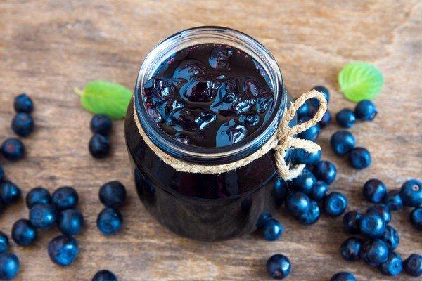 Compote aux myrtilles et aux feuilles