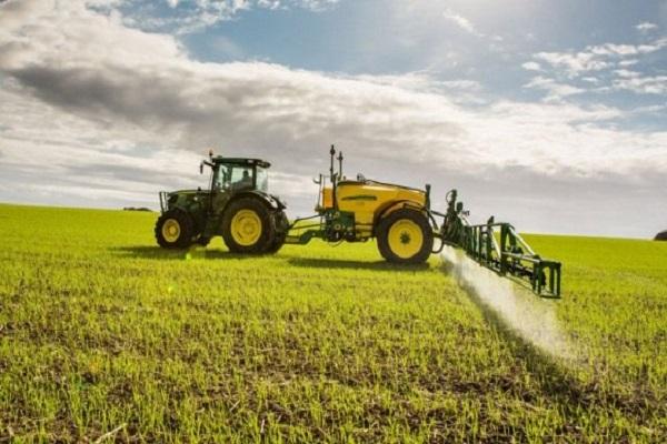 tracteur sur le terrain