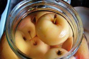 TOP 2 recipes for making apple compote with cinnamon for the winter