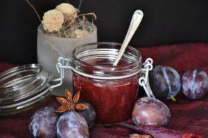 Una receta paso a paso de mermelada de ciruela con canela y limón para el invierno