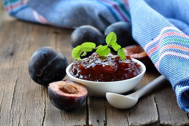 mermelada en una olla de cocción lenta