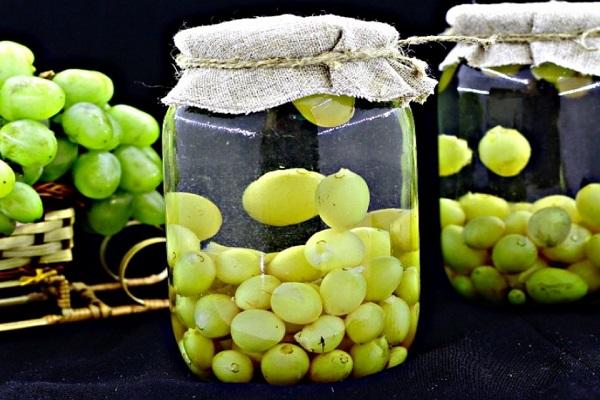 uvas en un frasco