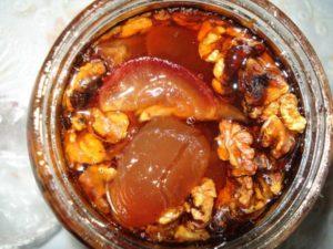 A step-by-step recipe for apple jam with nuts