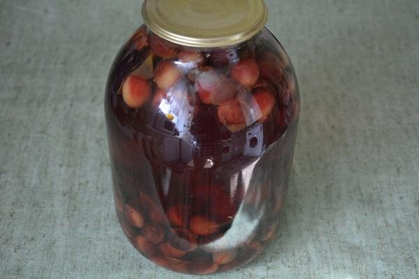 compote d'épines avec des graines pour l'hiver