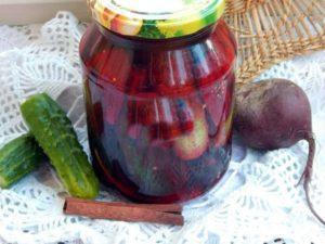 Una receta paso a paso de pepinos en escabeche con remolacha para el invierno.