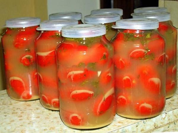 tomates en escabeche fríos para el invierno