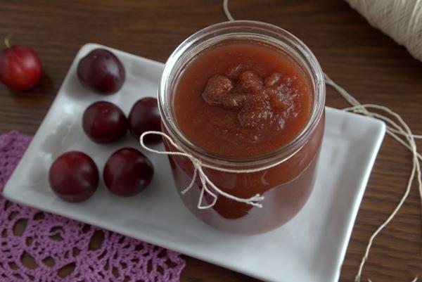 Ciruela cereza, manzanas y calabacín