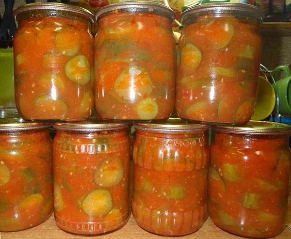 Pepinos en relleno para las recetas de invierno.