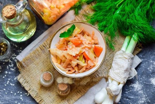 Ensalada de calabacín con repollo para el invierno sin esterilización.