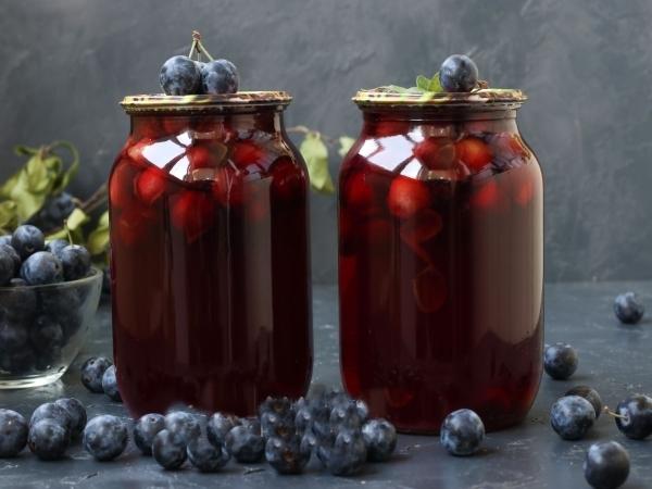 compote d'épines avec des graines pour l'hiver