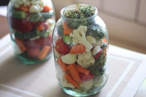 Pickled zucchini with cauliflower