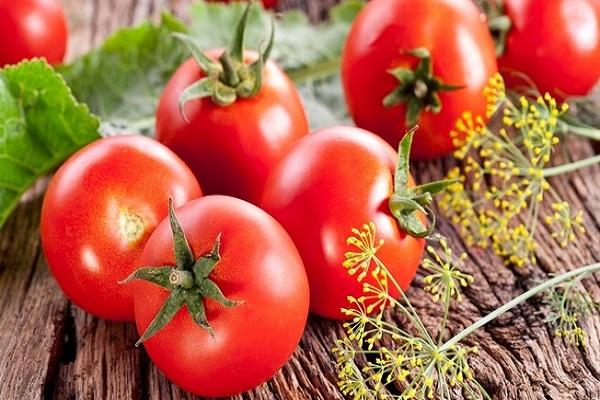 tomates sur la table