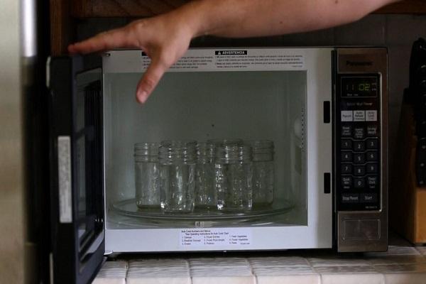 latas en el microondas