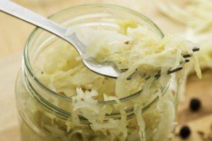 4 pinakamahusay na mga recipe para sa paggawa ng sauerkraut nang walang asin