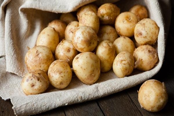 pommes de terre dans un sac