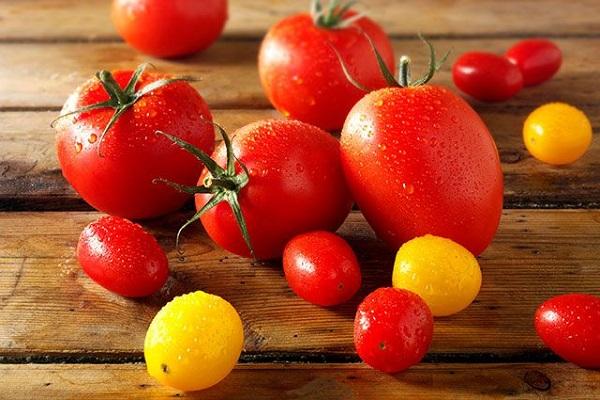 los tomates están mojados