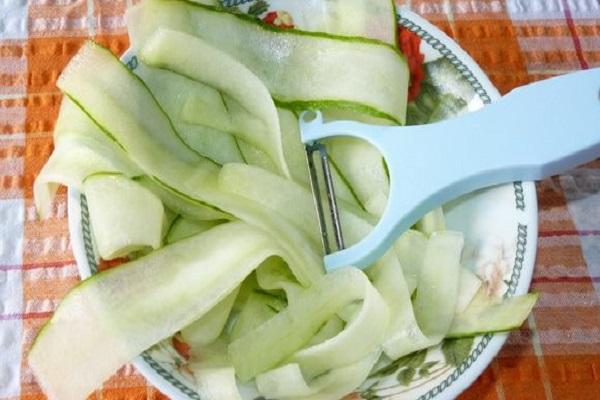 paghiwa ng mga pipino