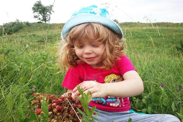 girl with berries