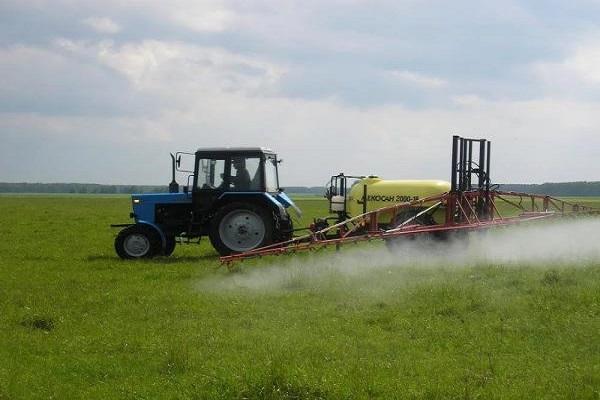 tracteur sur le terrain