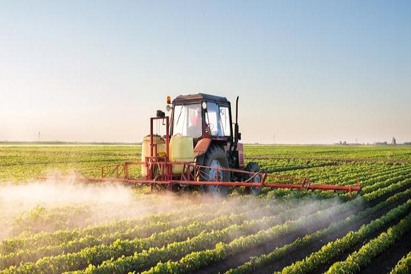 tracteur sur le terrain