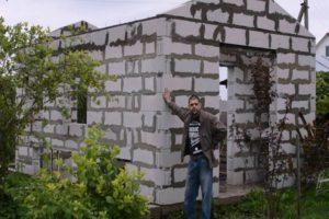 Instructions étape par étape pour construire un poulailler à partir de blocs de mousse de vos propres mains