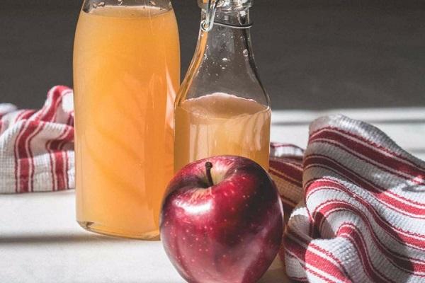 manzanas junto a la toalla