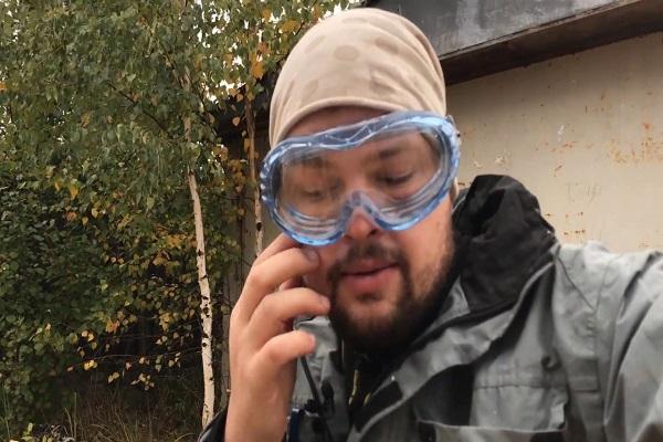 homme avec des lunettes