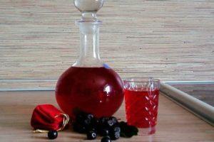 A simple recipe for making red and black currant wine at home