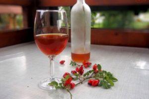 3 simple recipes for making rosehip wine at home