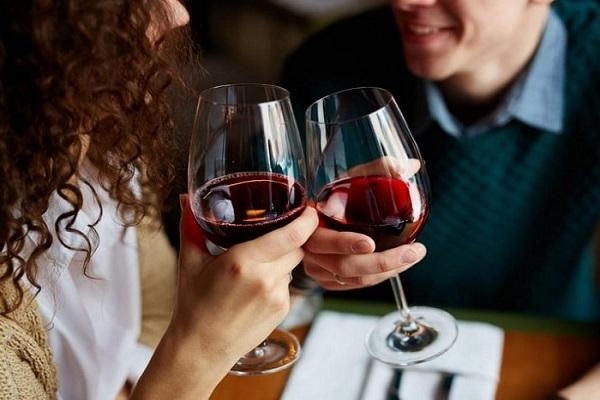 pareja en la mesa