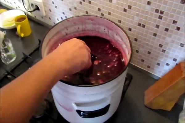 mi-sucré dans une casserole