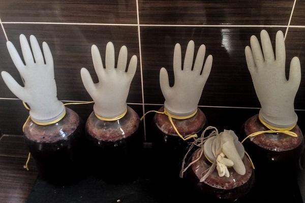 gants sur boîtes