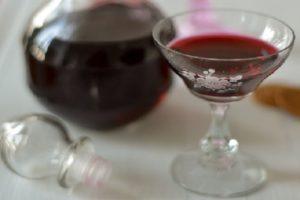 4 recettes simples pour faire du vin de chèvrefeuille à la maison